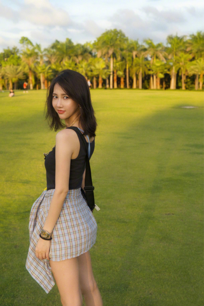 曾与潘玮柏合唱不得不爱34岁弦子穿背心街拍歌甜人也美