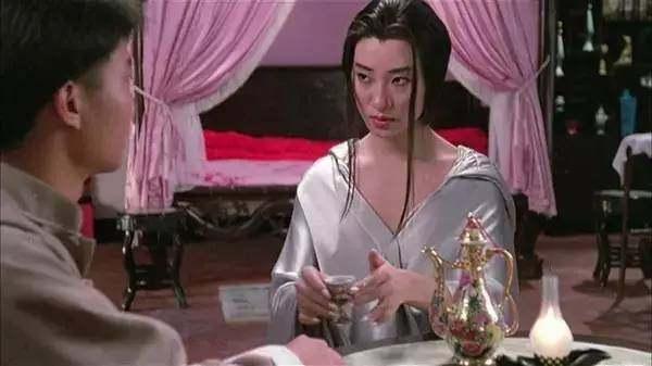 "鬼后"王小凤:拍鬼片入戏太深变"癫狂",抑郁后欲杀死丈夫