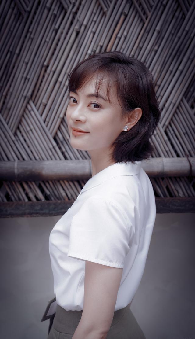 太可惜孙俪又剪短发穿露肩裙现身白玉兰新发型好乖巧