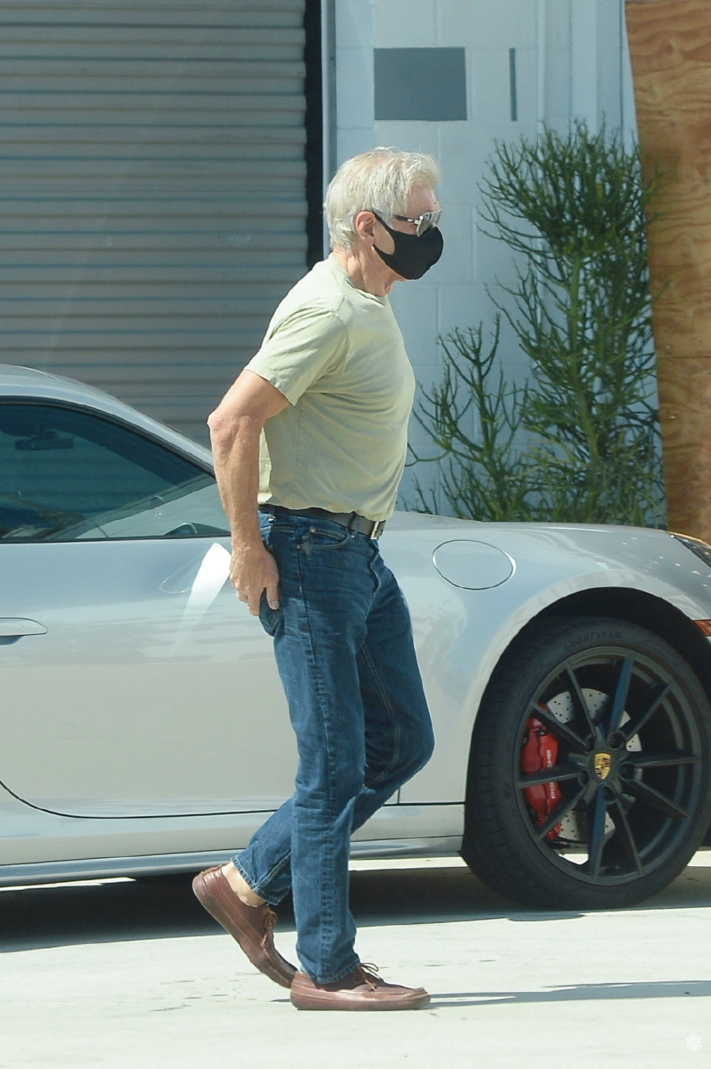 酷老头!78岁哈里森·福特近照曝光,满头白发却依旧是倒三角身材