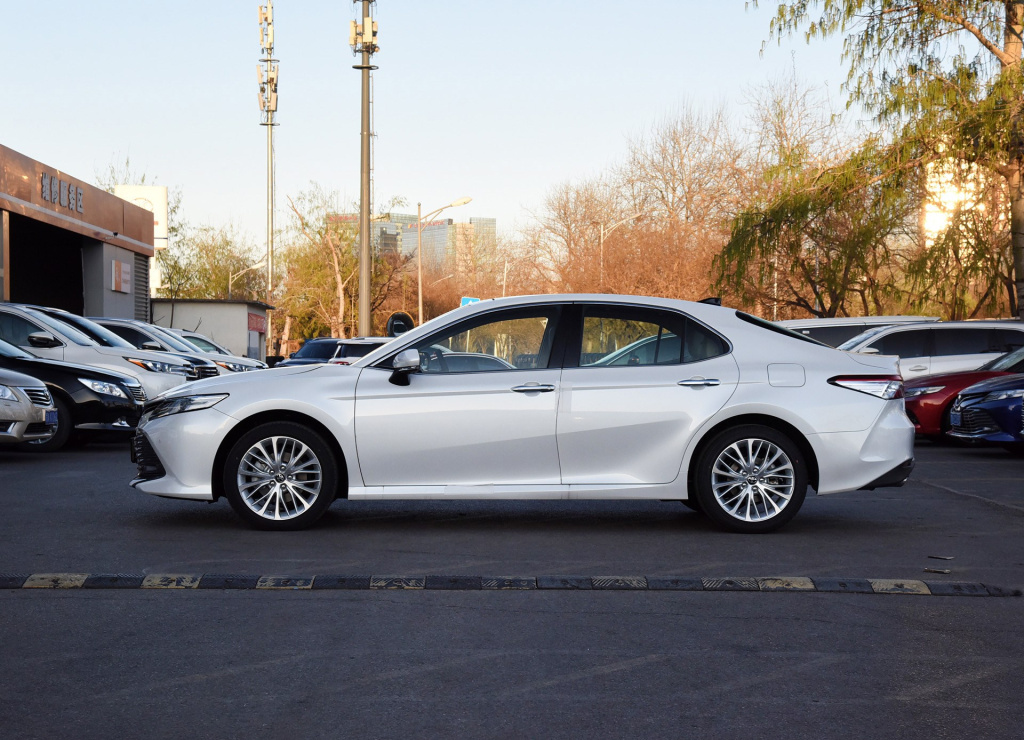 丰田的爆款b级车标配10气囊省油耐开又保值适合日常家用