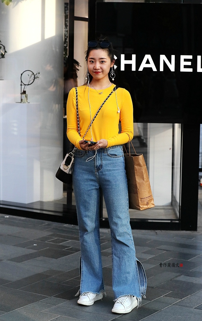 街拍美丽衣衫加灿烂笑容美女美上加美