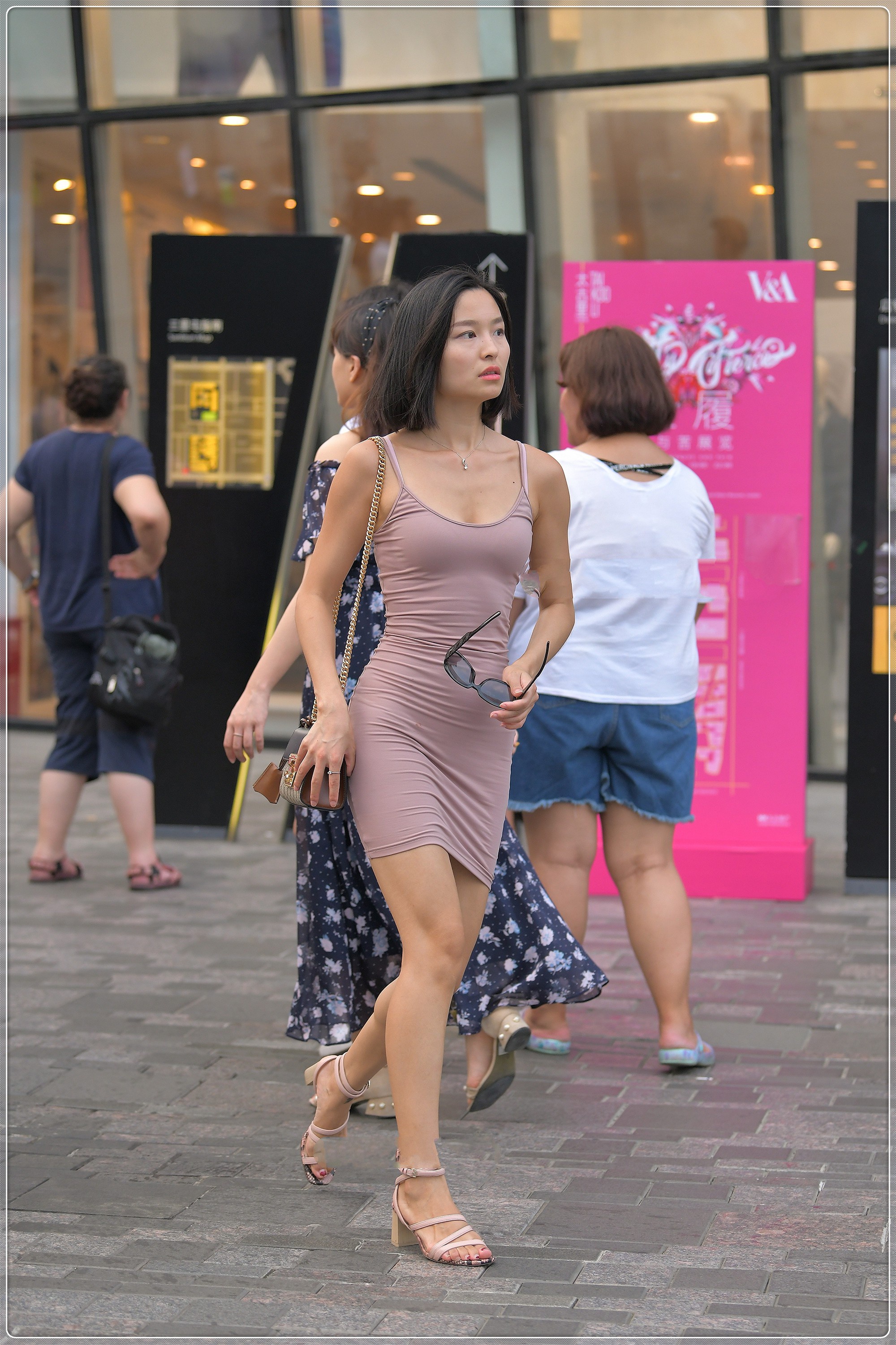 浅粉色丝绸吊带连衣裙清爽舒适质感十足