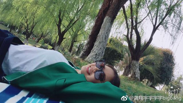 龚翔宇生活照绿外套白t恤平躺在草地上好身材一览无余
