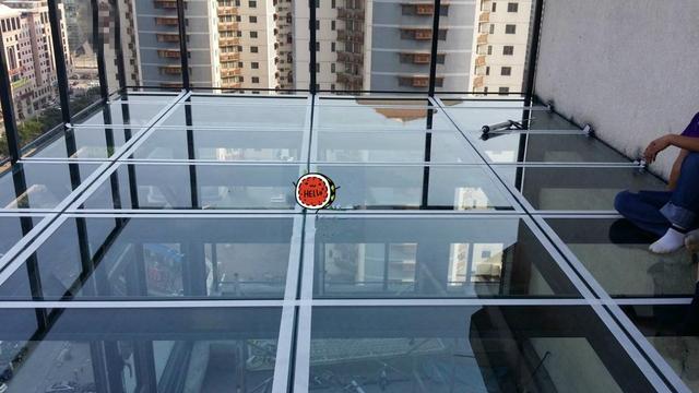 花2万块搭的阳光房漏了,老公爬上玻璃顶贴防水胶带,耐水耐久|阳光房