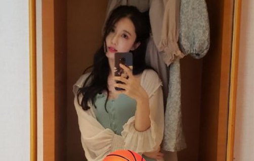 由于炎炎夏日,轩子也顺应天气开始游泳,自然泳装照就晒出来了.