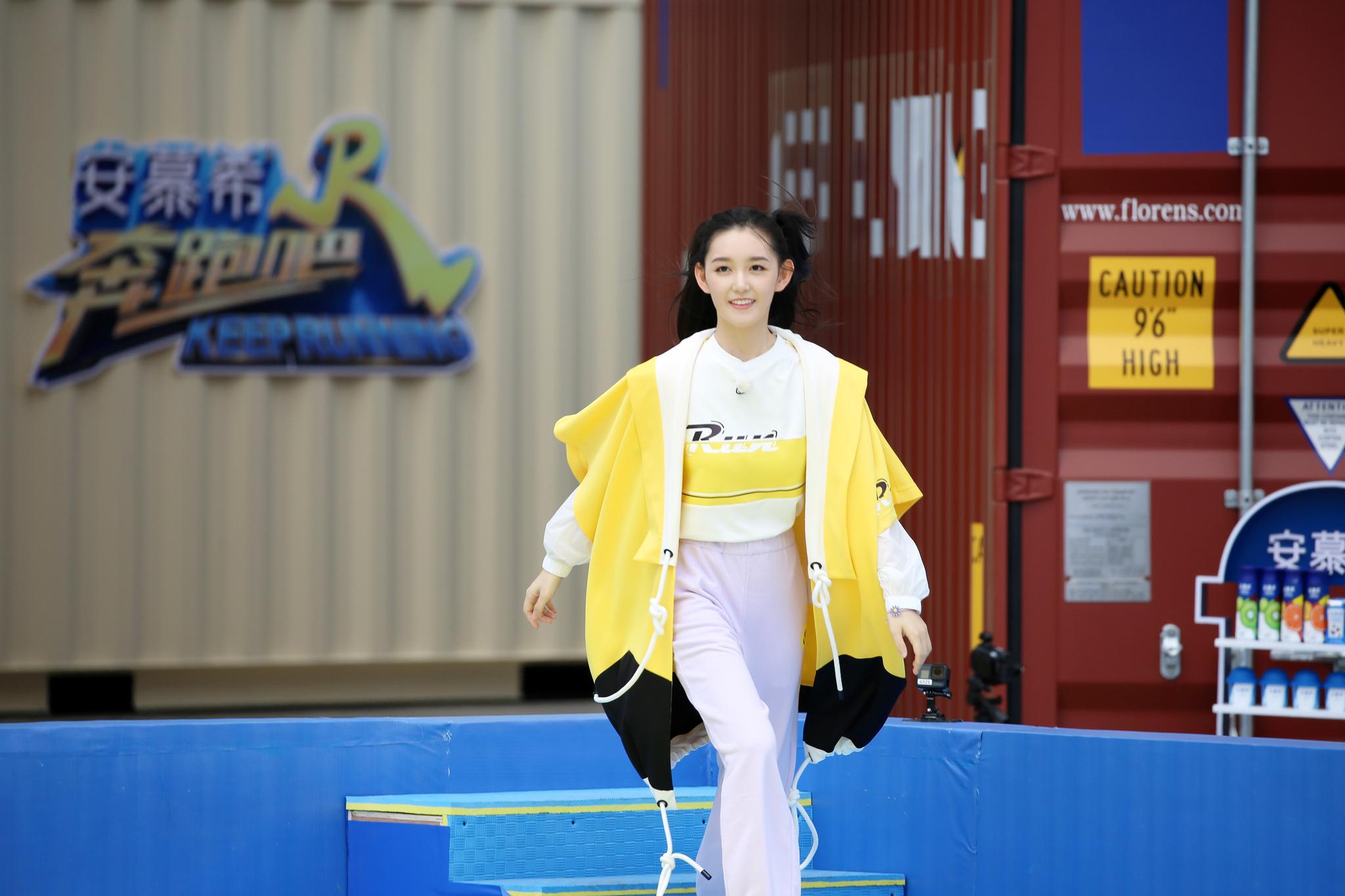 蒋依依双马尾造型元气十足录制奔跑吧展开激烈水上对决