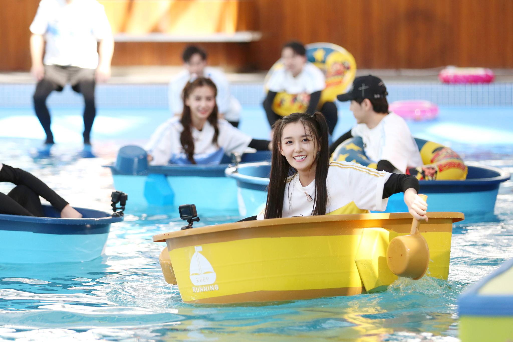 蒋依依双马尾造型元气十足录制奔跑吧展开激烈水上对决