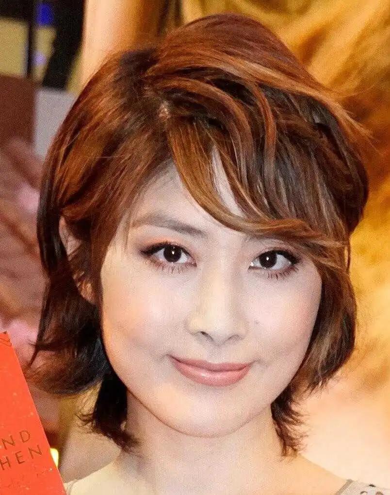 陈慧琳剪短发好惊艳,穿镂空上衣配拖地半身裙,减龄10岁不止