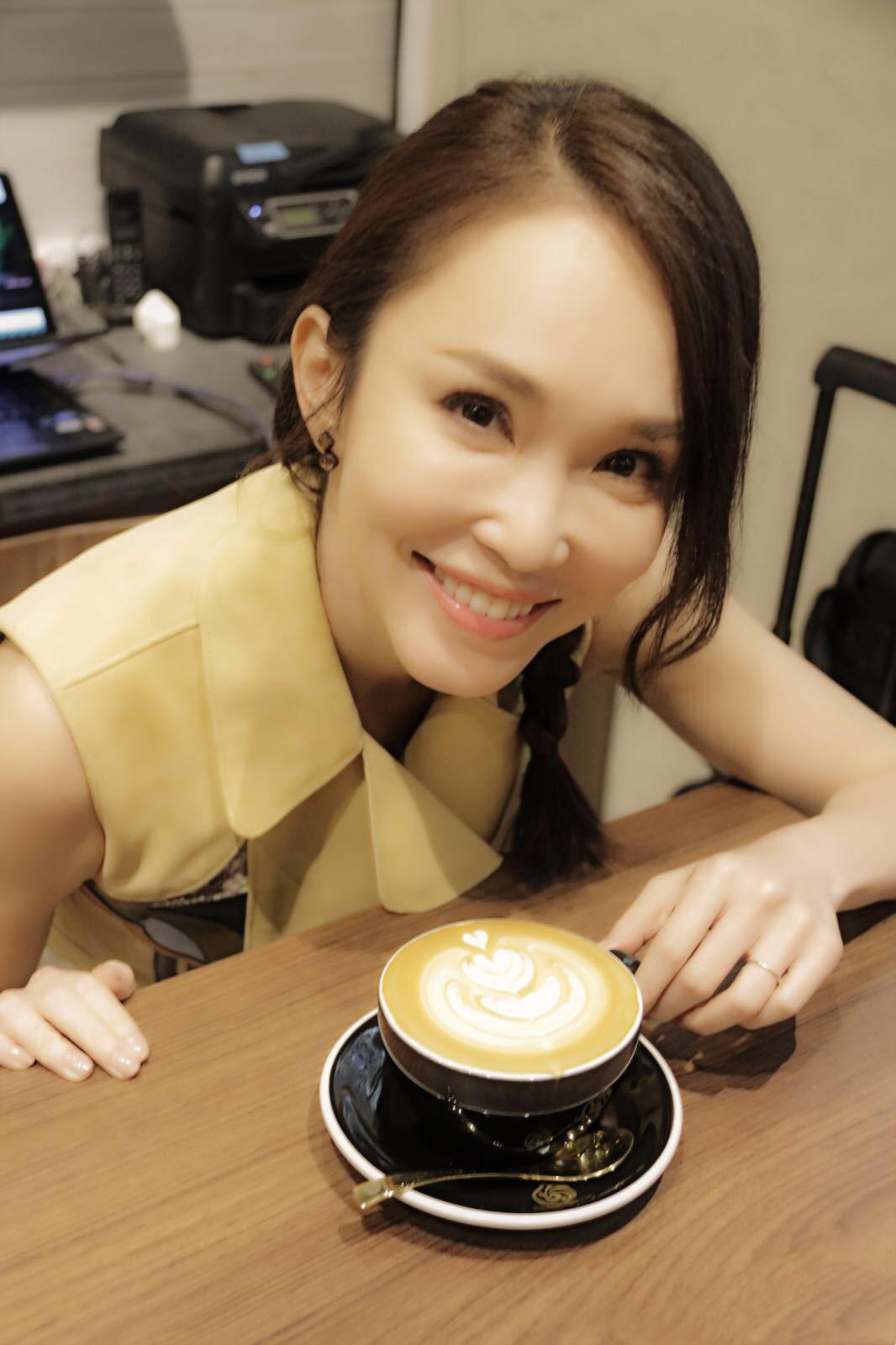 49岁范文芳风采依旧扎麻花辫穿白裙优雅浪漫满脸胶原蛋白真嫩