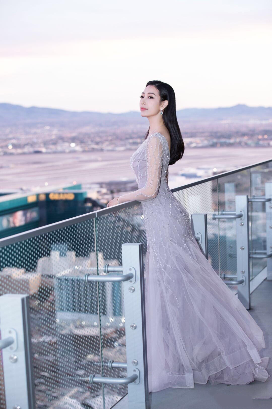 美女主持人温雅真会穿穿红色连衣裙优雅浪漫美得太耀眼