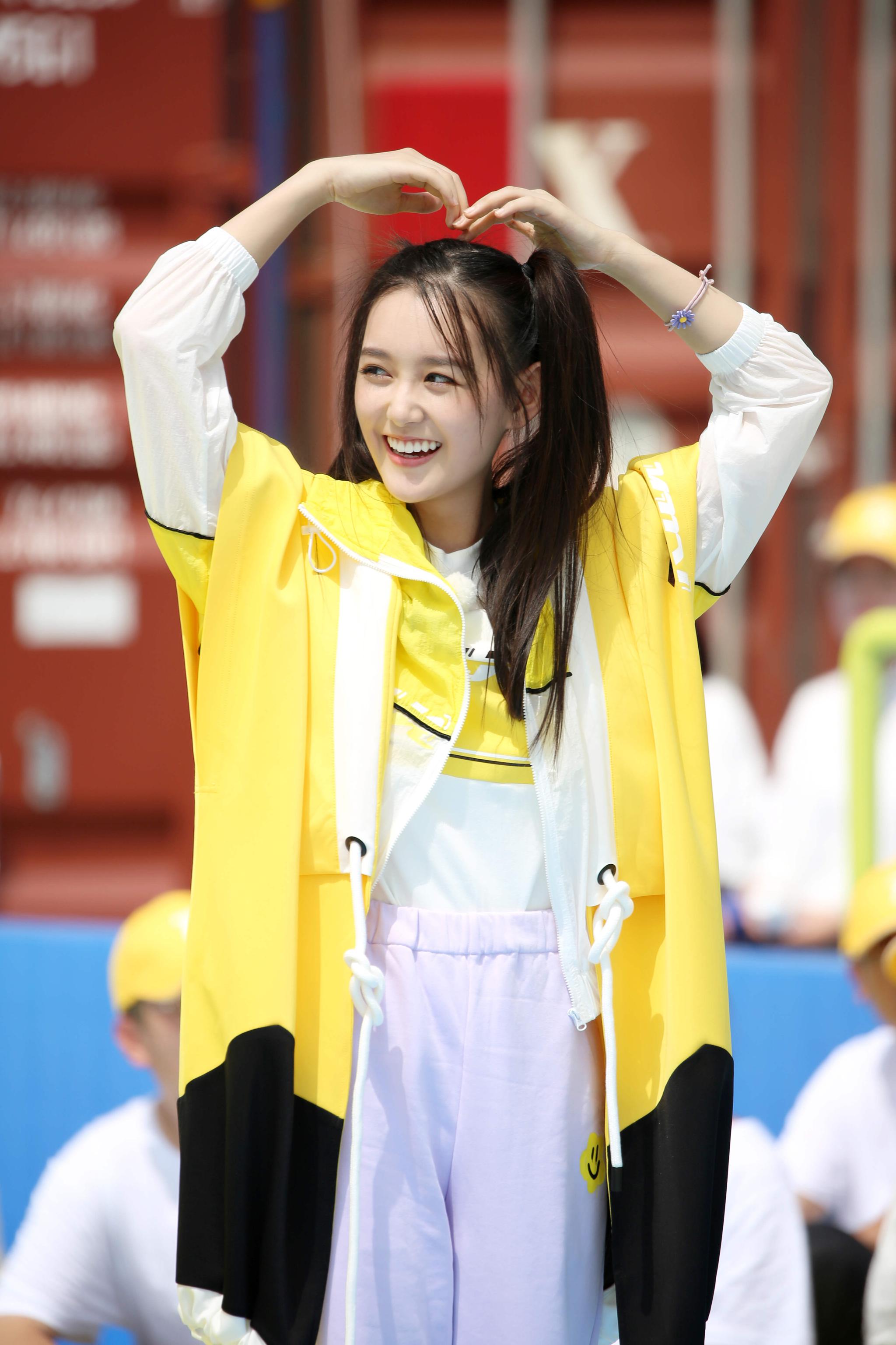 蒋依依双马尾造型元气十足录制奔跑吧展开激烈水上对决