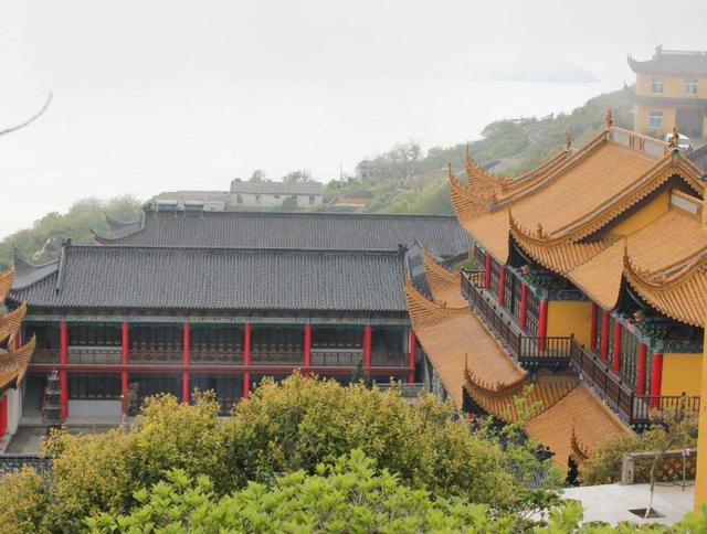 它就是海城大悲寺,位于辽宁海城毛祁镇曹家堡,整座寺庙四面环山,看