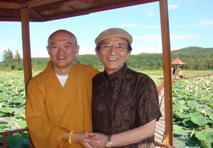 85岁高龄了,很少拍摄作品了,在09年的时候正式由畅怀法师受出家沙弥戒