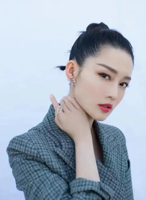 30岁李沁原来是"西装控"可甜美可冷艳万变造型惹人爱