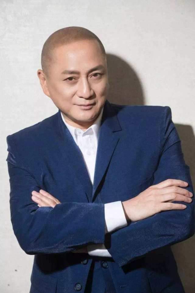 62岁汤镇业近照曝光,身材发福顶着大光头,被台媒吐槽肥肿难分