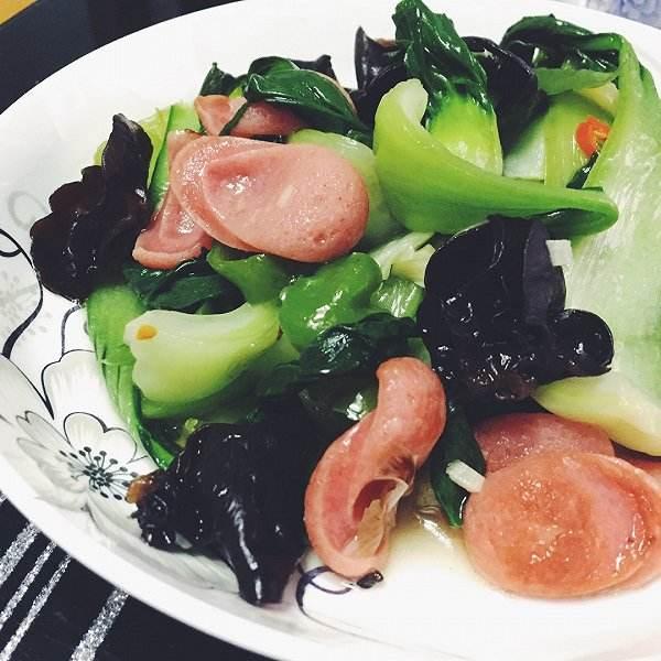营养好吃的火腿肠炒油菜咸香美味超下饭一大盘都不够吃