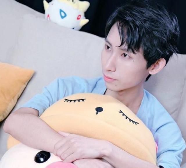 梦泪参加线下活动,无美颜后暴露真实颜值,网友:和线上判若两人