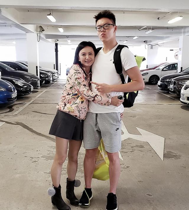 曾华倩低调度过55岁生日两米高儿子晒照送祝福母子合照似姐弟