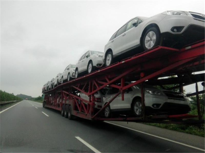 高速偶遇拉货车车上全是半截车头后车懵了车还能分两半卖