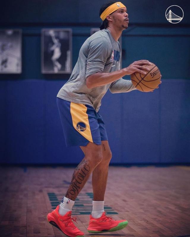 不懈努力!达米安-李晒训练照,上脚库里6西瓜红配色