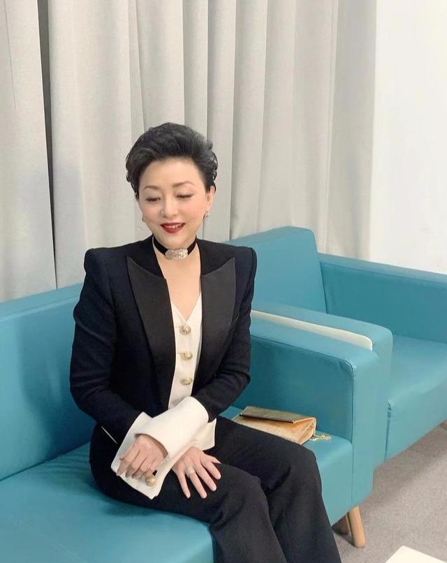 52岁杨澜加盟姐姐太惊喜一袭西装搭贵妇头霸气烈焰红唇太美艳