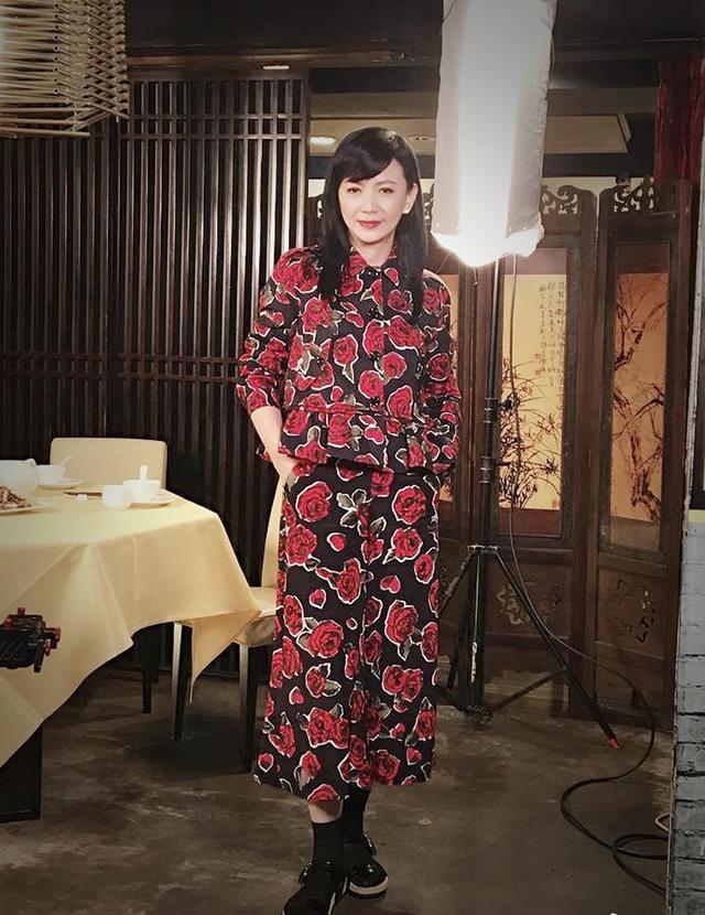 曾华倩低调度过55岁生日两米高儿子晒照送祝福母子合照似姐弟