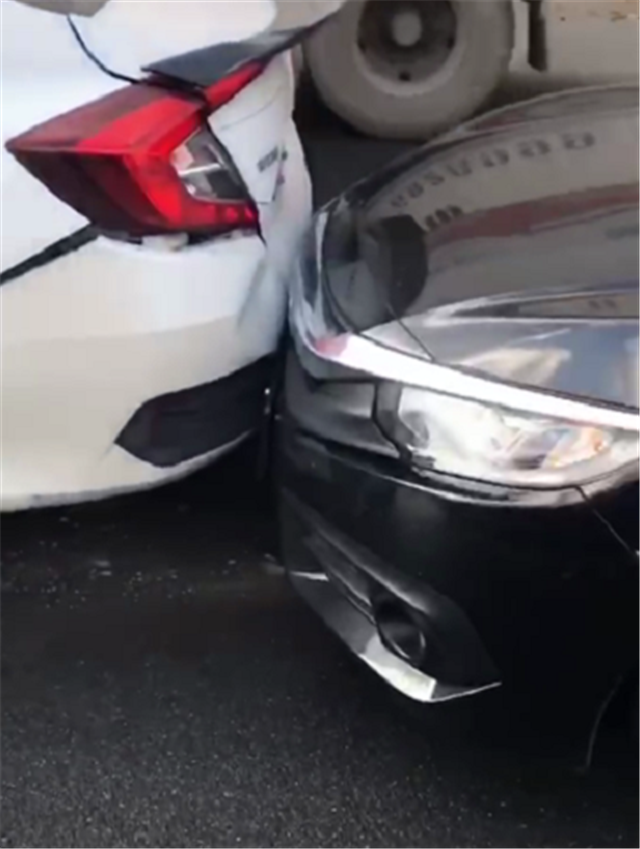 本田思域被20万雅阁追尾看到车损那一刻才知谁强谁弱