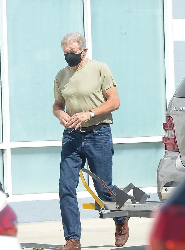 酷老头78岁哈里森福特近照曝光满头白发却依旧是倒三角身材