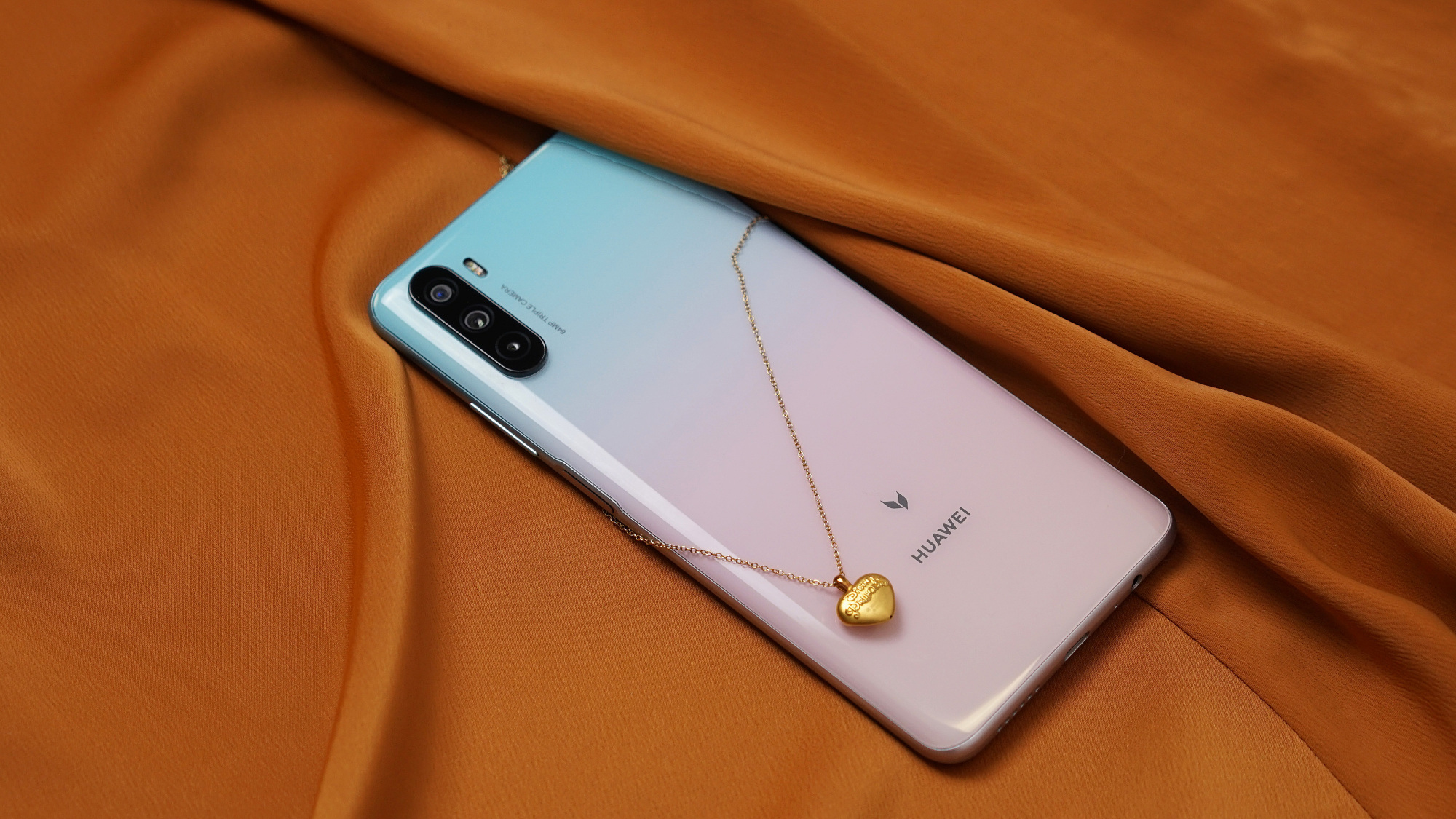 华为麦芒9图赏6400万后置三摄225w快充2199元起香不香