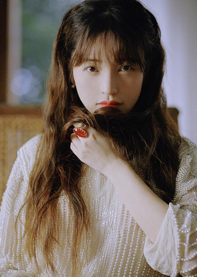 金莎首次尝试中分大背头发型英气又酷飒甜妞总算蜕变了