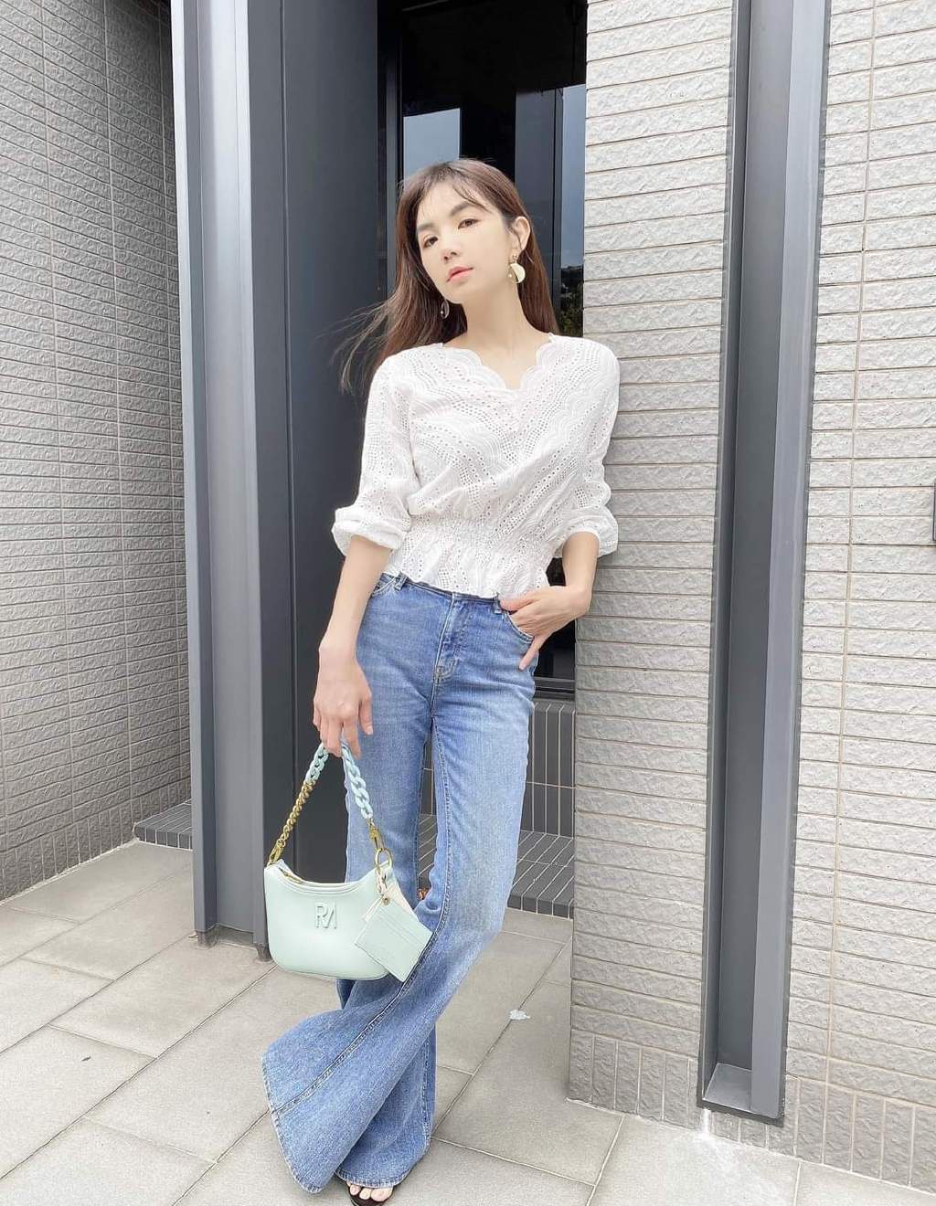 陈嘉桦倒是会穿,白色上衣搭配牛仔喇叭裤,清新减龄还凸显大长腿__财经