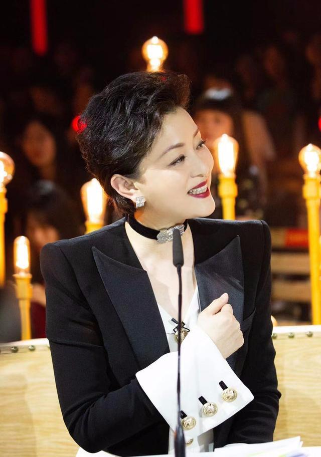 52岁杨澜加盟姐姐太惊喜一袭西装搭贵妇头霸气烈焰红唇太美艳