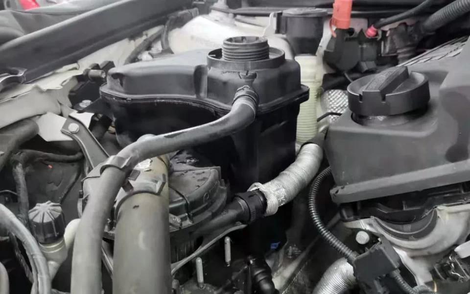 吸水保证了热量搬运效率,让发动机不爆缸冷却液可以耐受100度的高温不