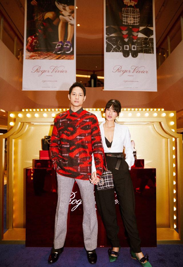 陈燃把长发做了低扎马尾辫的发型,干净利落,上身选择了竖条纹的衬衫