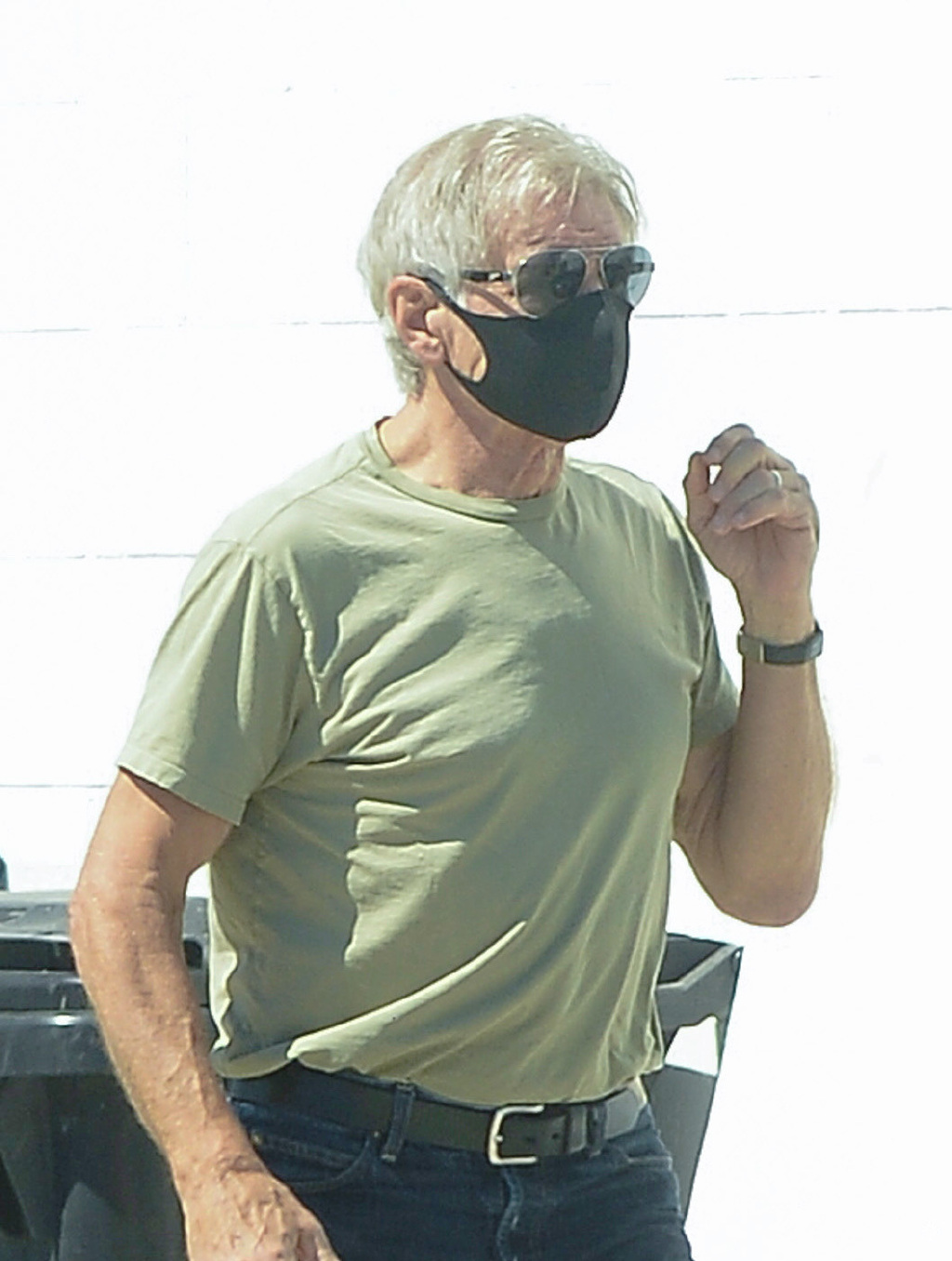 酷老头!78岁哈里森·福特近照曝光,满头白发却依旧是倒三角身材