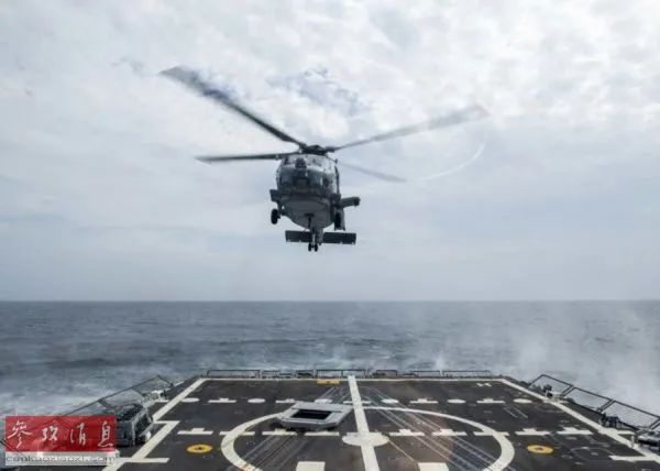 ▲8月2日，参加北极军演的MH-60R直升机，从美海军“哈德纳”号驱逐舰上起飞。（美国《星条旗报》网站）