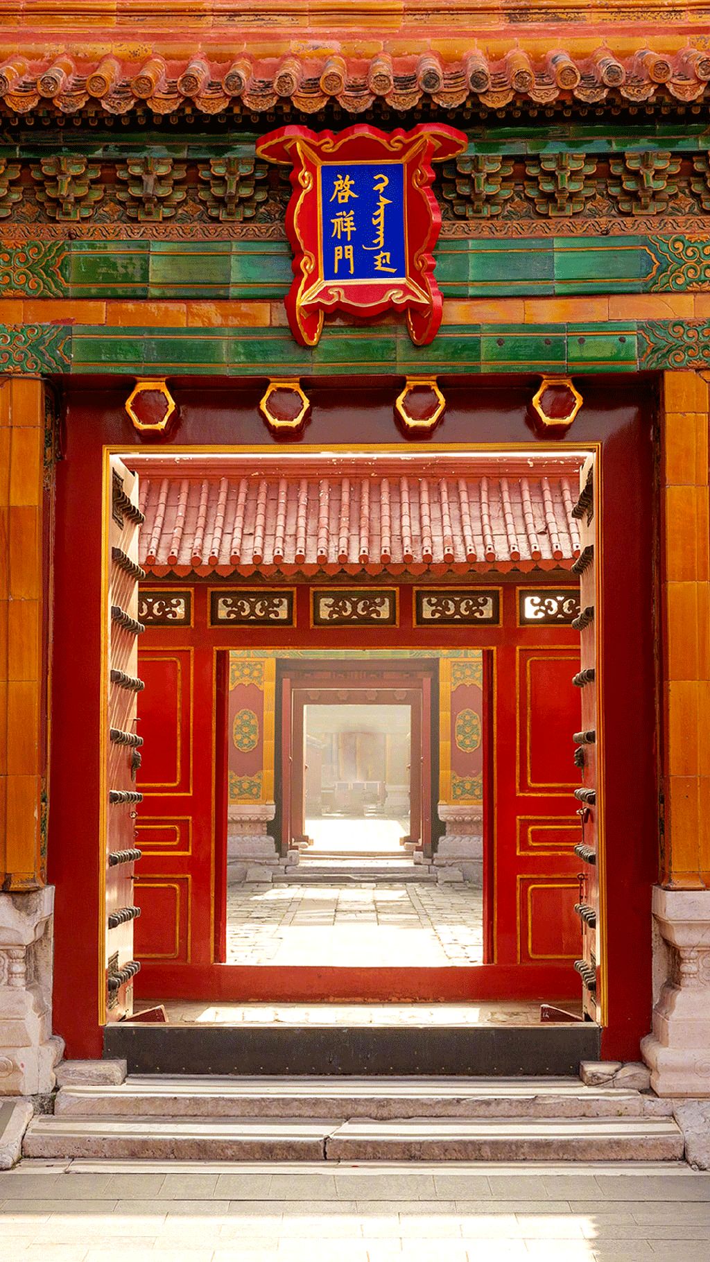 这尊贵,来自朱红.当我们在朱门红墙里走马观花,还能感受百年前的尊贵.