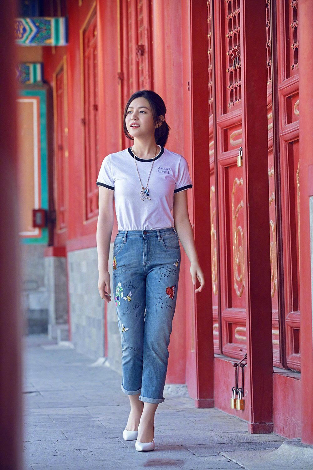 陈妍希还是适合走清纯风白t恤配牛仔裤简约清爽甜成邻家小妹