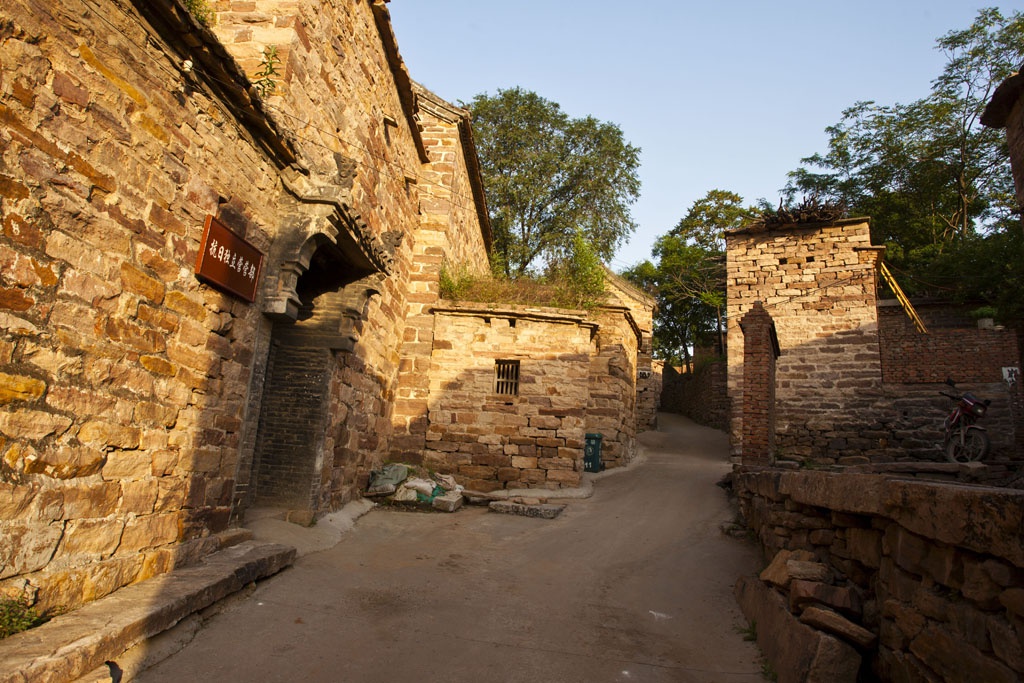 四面环山石屋石巷石寨太行深处的一座迷宫古堡