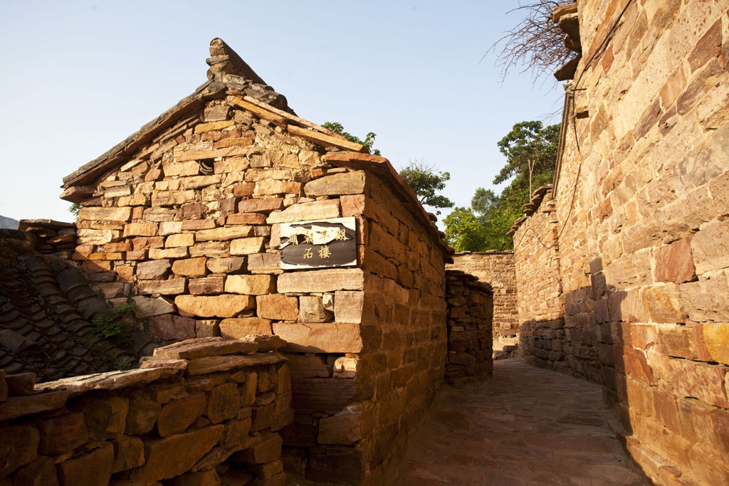 四面环山石屋石巷石寨太行深处的一座迷宫古堡