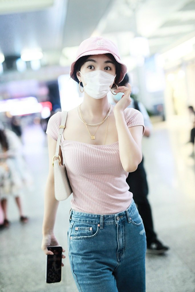 李菲儿的身材真挺好的,穿一件方领衫,"小骨架"就是显瘦