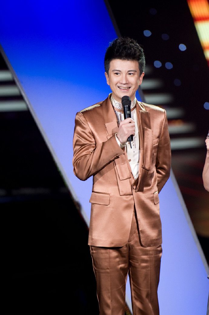 央视主持人马跃晒近况,41岁满脸玻尿酸逆生长明显,撞脸蔡国庆