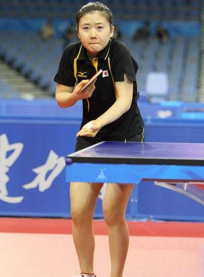 福原爱早期比赛超短裙,双腿纤细笔直,更苗条,长相更朴素自然!