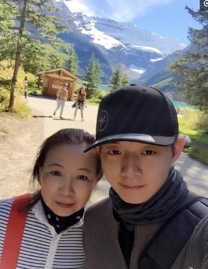 霍尊全家素颜近照,母亲知性优雅,准女友漂亮贤惠,被父母催婚