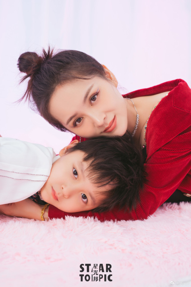 邓莎久违与儿子拍大片,大麟子穿西装戴墨镜超帅,母