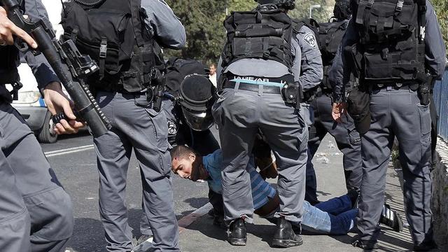 以色列大军随意抓捕巴勒斯坦少女,在监狱内部,摄像机全天候监视|摄像