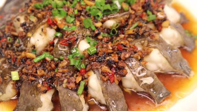 大厨教你广式"蒜蓉豉汁蒸油锥"家庭式做法,味道很赞