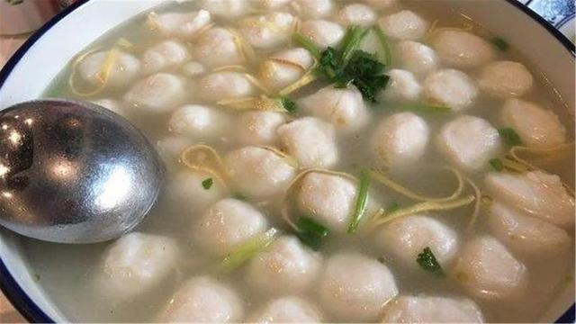 鱼丸子呈乳白色,尺寸如白果,白色的鱼丸漂在汤中,再撒上点蒜黄,香莱