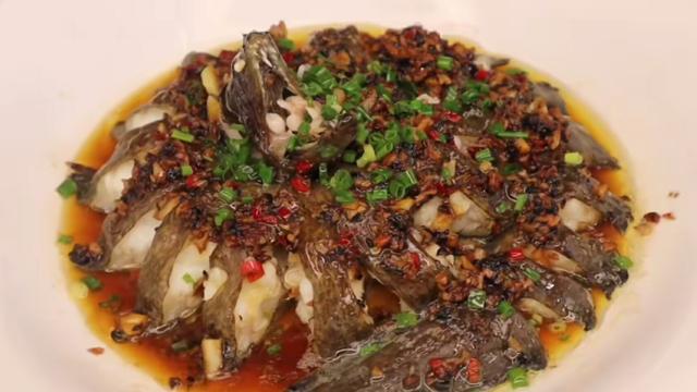 大厨教你广式"蒜蓉豉汁蒸油锥"家庭式做法,味道很赞